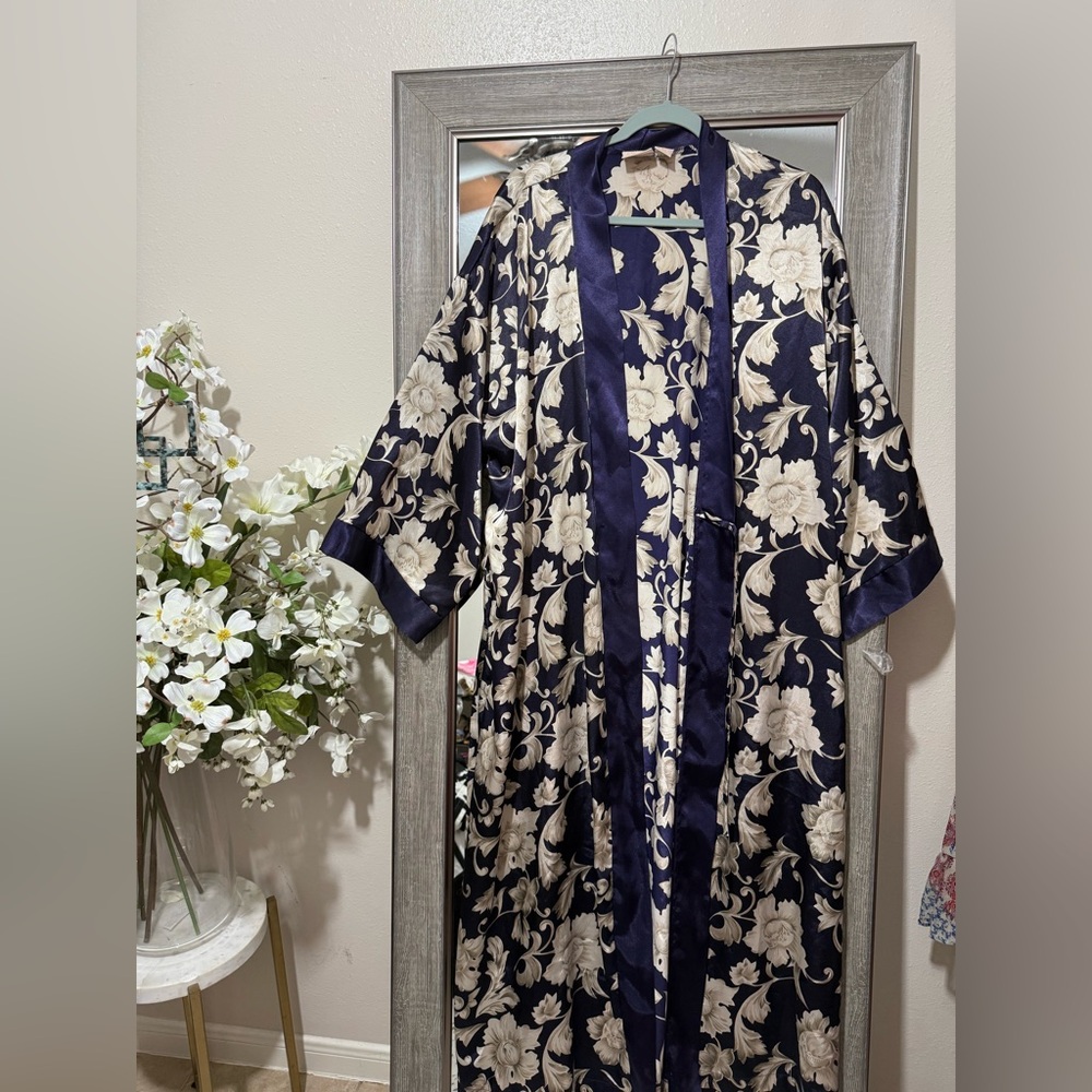 Adonna Navy and Cream Satin Robe